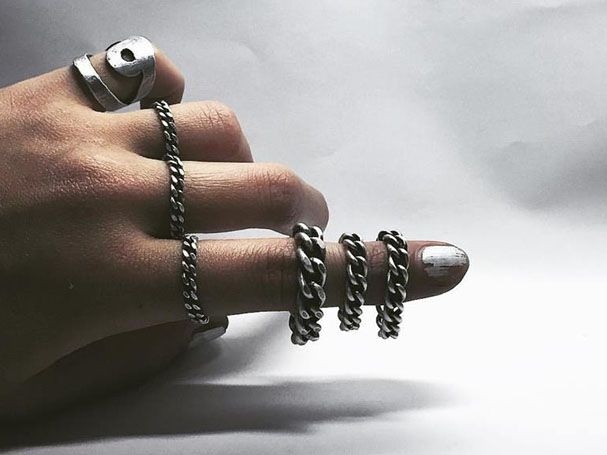 BANAGE FINGER CHAIN RING
